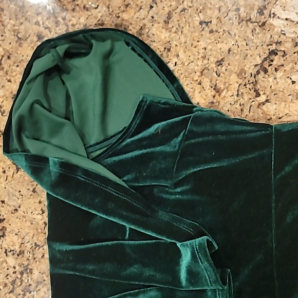 Emerald green  off the shoulder velvet dress - Picture 3 of 7